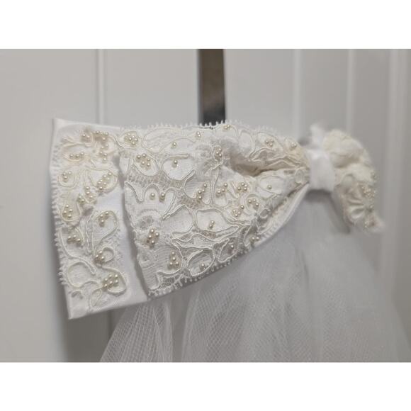 Crocheted Floral Beaded Bow Lace Wedding Veil 35 Inch main image 7